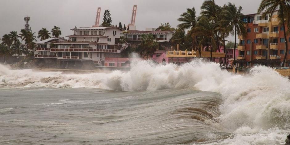 El huracán "Enrique", ahora tormenta tropical, provocó fuerte oleaje en Playa Las Brisas, en Colima.