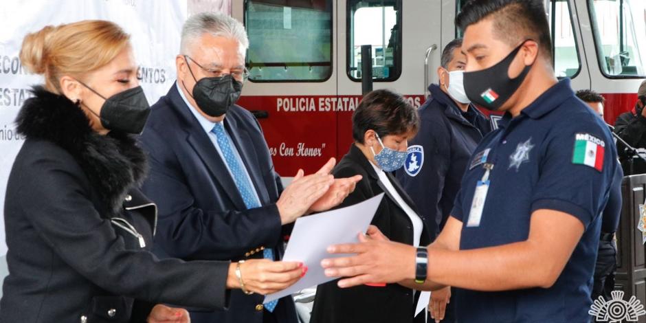 Los 10 bomberos de Puebla que participaron en el rescate de Spike y Spay en el socavón de Santa María Zacatepec, fueron reconocidos por integrantes del Movimiento Animalista del estado