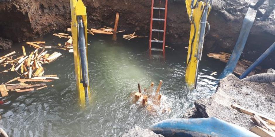 Fuga de agua originan socavón en Canal de Miramontes