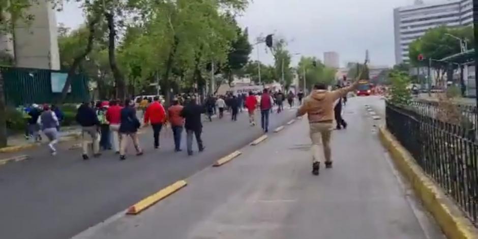 La trifulca de priistas se dio afuera de su sede nacional, en avenida Insurgentes, ayer..