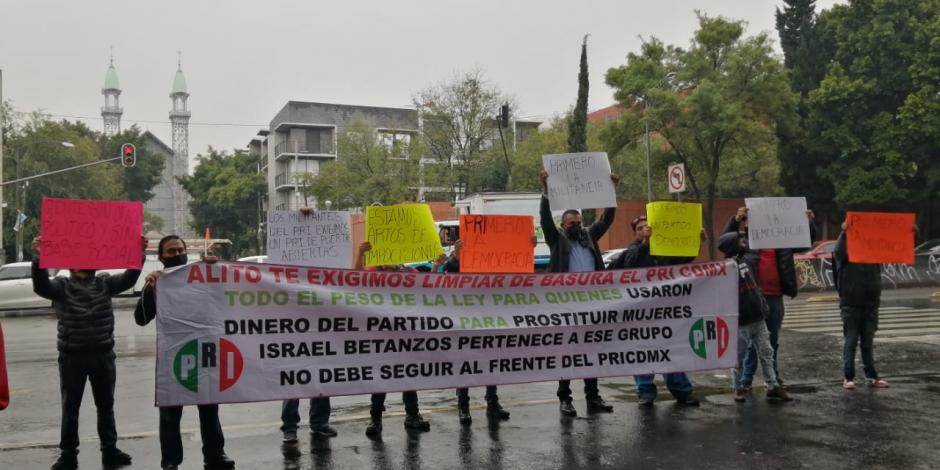 Militantes del PRI exigen la renuncia del dirigente Alejandro Moreno.