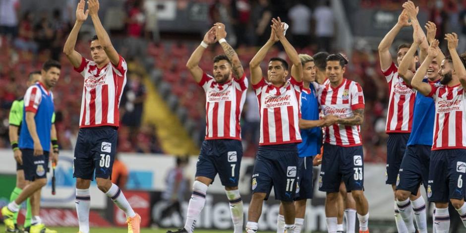 Jugadores de Chivas celebran después de uno de sus triunfos en el pasado Torneo Guard1anes 2021.