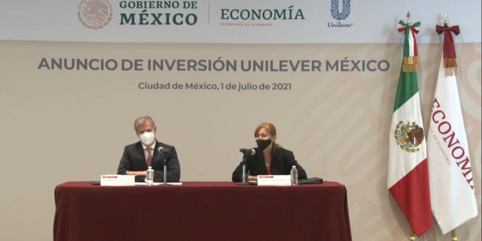 Reginaldo Ecclissato, presidente de Unilever México y Norte de Latinoamérica, y Tatiana Clouthier, secretaria de Economía