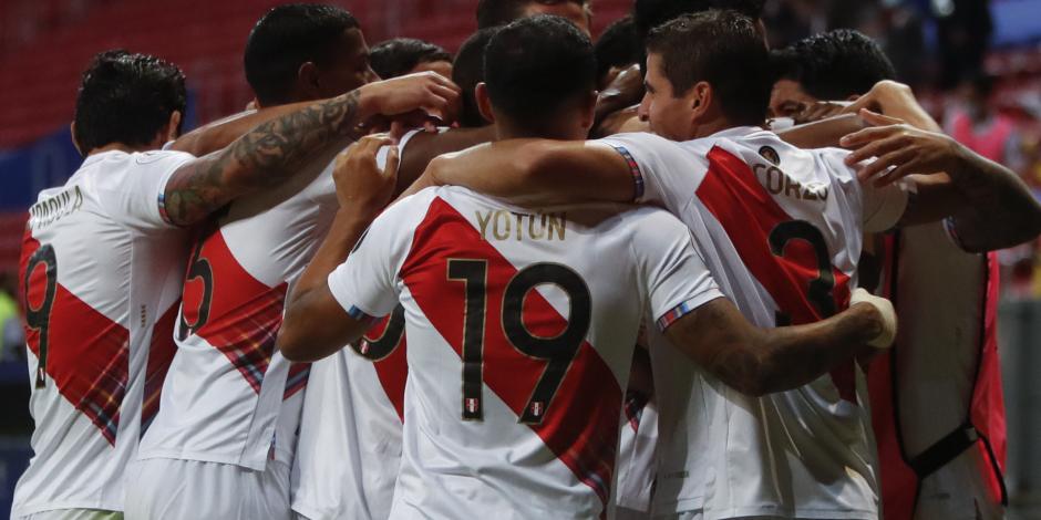 Jugadores de Perú celebran una anotación en la Copa América