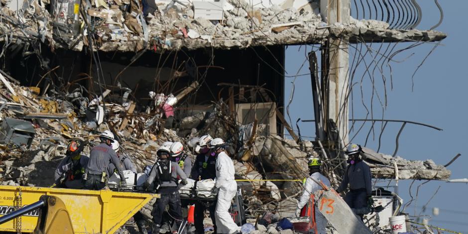 Personal de búsqueda y rescate trabajan entre los escombros en el edificio de condominios Champlain Towers South, el 2 de julio de 2021.