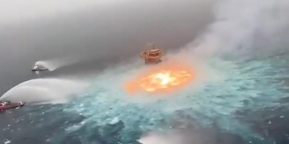 Ducto marino de Pemex se incendia en el Golfo de México.