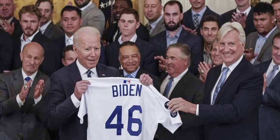 Joe Biden recibe y sostiene un jersey de los Dodgers, actual campeón de la MLB, en la Casa Blanca.