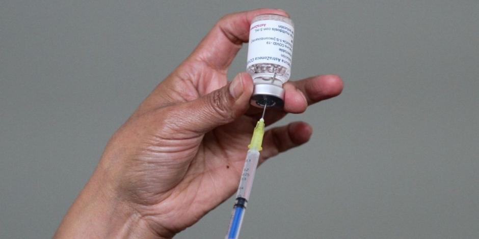 Autoridades detienen a supuesto médico que aplicaba vacunas COVID-19 falsas.