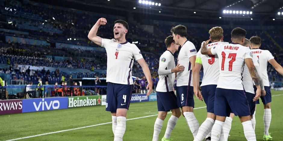 Jugadores de Inglaterra celebran un gol ante Ucrania en la Eurocopa 2021