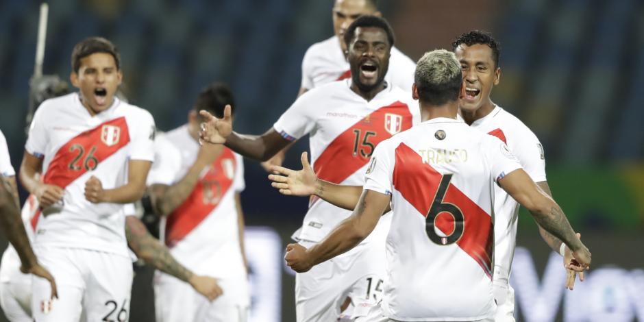 Jugadores de Perú festejan tras vencer a Paraguay en penaltis en los cuartos de final de la Copa América 2021.