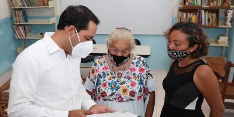 A sus 70 años, una mujer de Yucatán obtuvo su certificado de primaria.