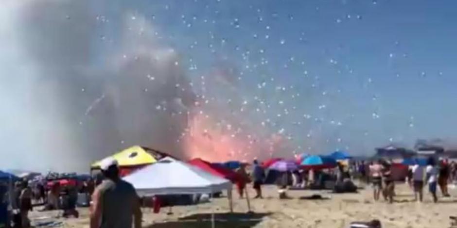 A través de redes sociales se compartieron videos en donde se observan las detonaciones de los fuegos artificiales.