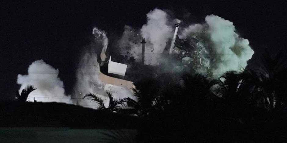 Equipos de demolición derriban los restos del condominio Champlain Towers South, en Surfside, Florida
