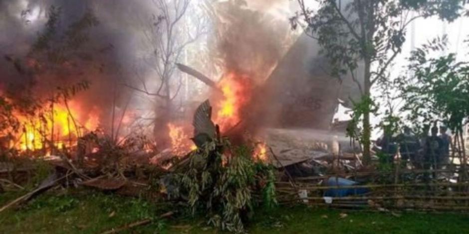 Elementos de emergencia continúan con las labores de búsqueda de la caja negra del avión que se estrelló en Filipinas.