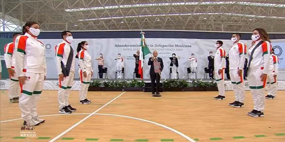 El Presidente de México abanderó a la delegación mexicana.