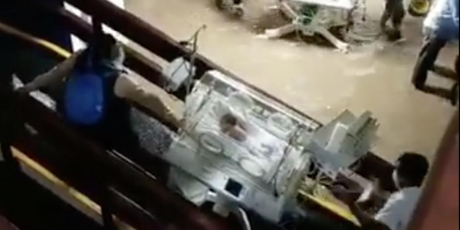 Inundaciones  dejan caos y daños en Zumpango, Tlalnepantla, Atizapán...; en este último se inundó el hospital general, en la imagen la evacuación de cuneros.