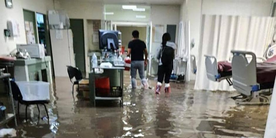Evacuan a pacientes tras la inundación que sufrió el Hospital de Atizapán, ayer.