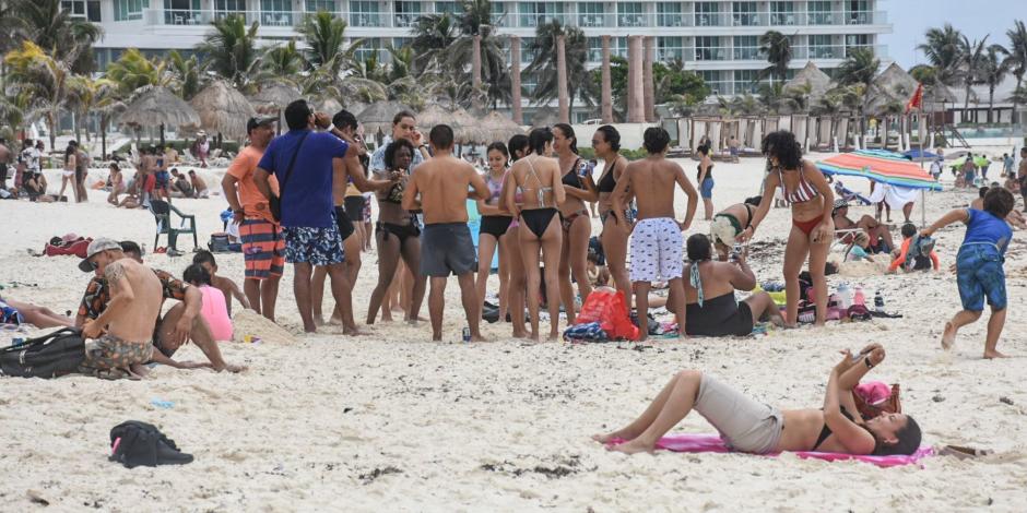 Turistas disfrutan de las playas de Cancún, durante la pandemia del COVID-19.
