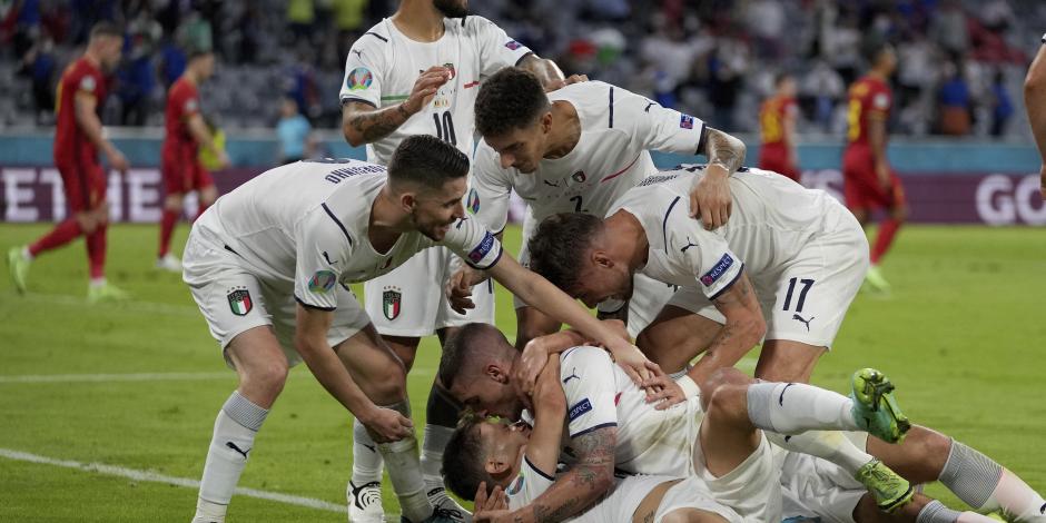 Jugadores de Italia celebran un gol contra Bélgica en los cuartos de final de la Eurocopa 2021.