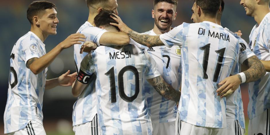 Jugadores de Argentina festejan uno de sus goles contra Ecuador en los cuartos de final de la Copa América.