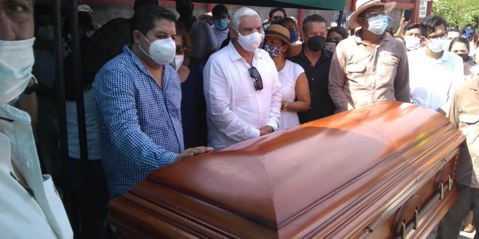 Los restos de José Manuel Zamacona fueron velados desde la tarde del lunes en el Centro de Convenciones de Acapulco.