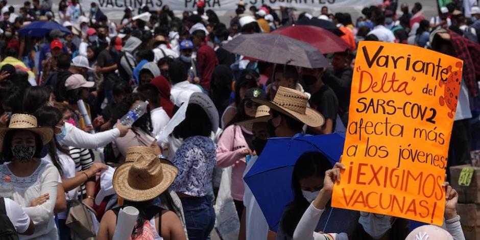 Integrantes de la Federación Nacional de Estudiantes Revolucionarios Rafael Ramírez marcharon en la CDMX para exigir agilización del proceso de vacunación para los jóvenes.