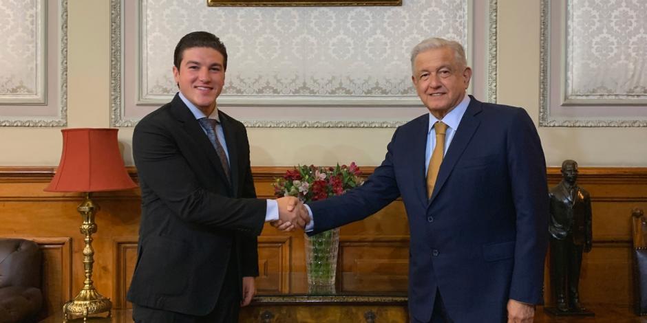 El Presidente López Obrador posa con Samuel García tras la reunión que se llevó a cabo en Palacio Nacional.