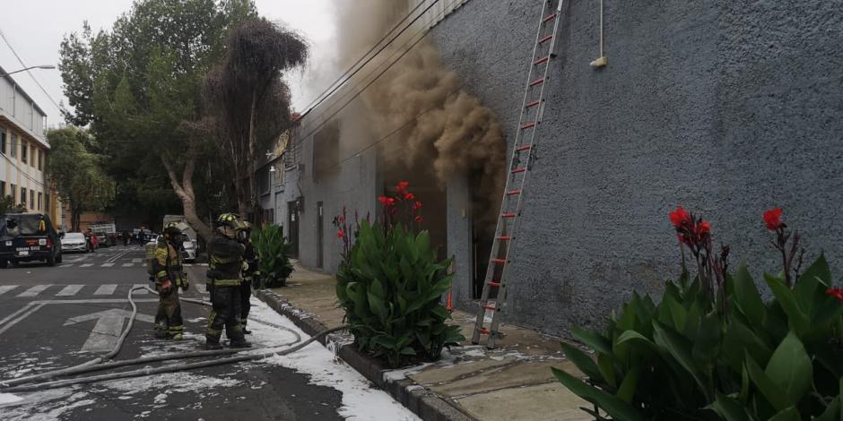 Bomberos combaten un incendio en una bodega localizada en la colonia San Simón Ticumac.