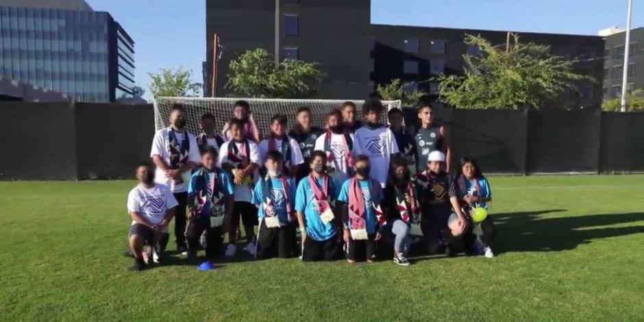 Niñas y niños de la "Boys and Girls Foundation" de San José, California, jugaron y obtuvieron autógrafos de sus ídolos al término del entrenamiento de los jugadores del América.