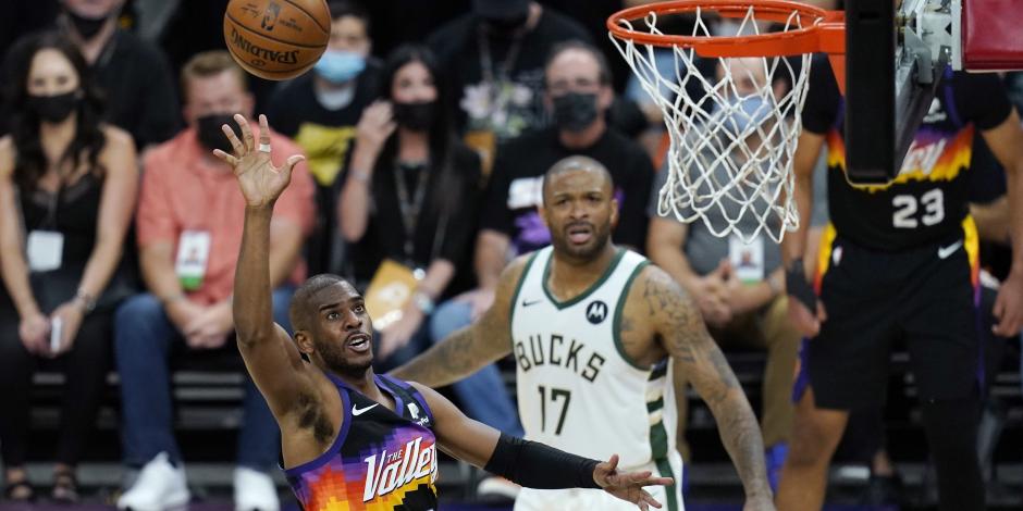 Chris Paul (3) anota ante la mirada de P.J. Tucker (17) en el Juego 1 de las Finales de la NBA entre Suns y Bucks el pasado 6 de julio.
