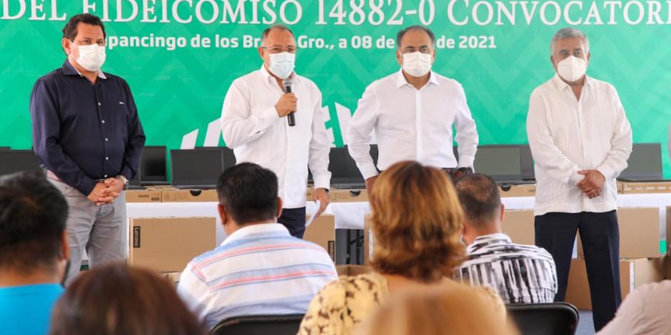 El gobernador durante la entrega de equipos de cómputo a profesores, en Chilpancingo, ayer.