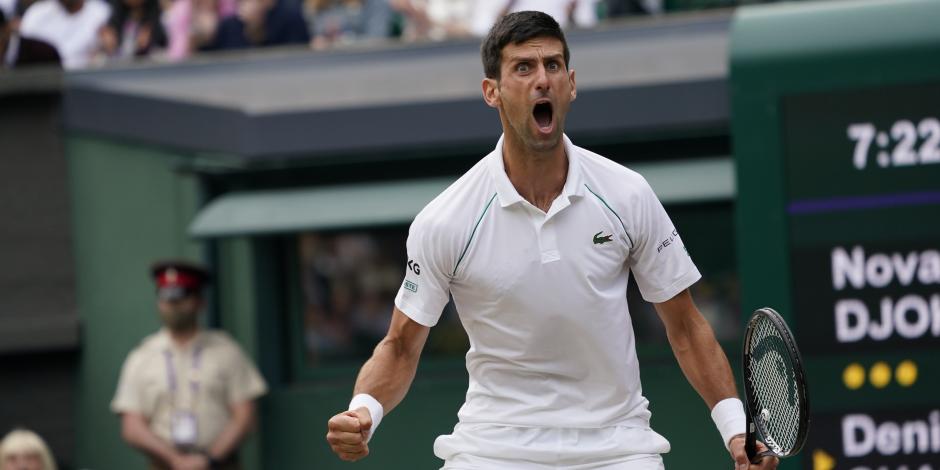 Novak Djokovic celebra tras avanzar a la final de Wimbledon