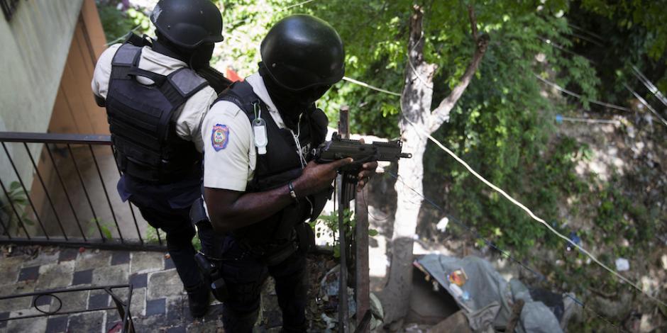 Policías haitianos continúan la búsqueda de los homicidas, ayer.