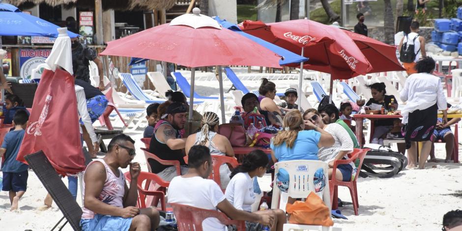 La imagen de archivo muestra un aspecto de la Playa gaviota azul, ante la llegada de cientos de turistas a Cancún, tanto nacionales como extranjeros en semana santa