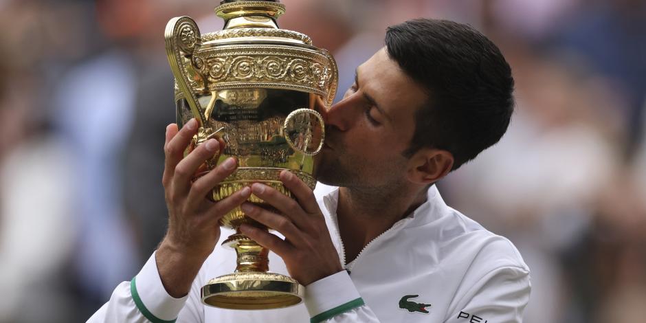 Novak Djokovic celebra su título en Wimbledon