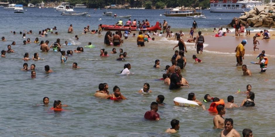 Miles de turistas llenaron las playas de Acapulco durante el fin de semana, a pesar de la pandemia de COVID-19.