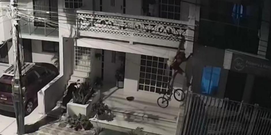A través del video se observa el momento en el que el hombre desciende junto con la bicicleta.