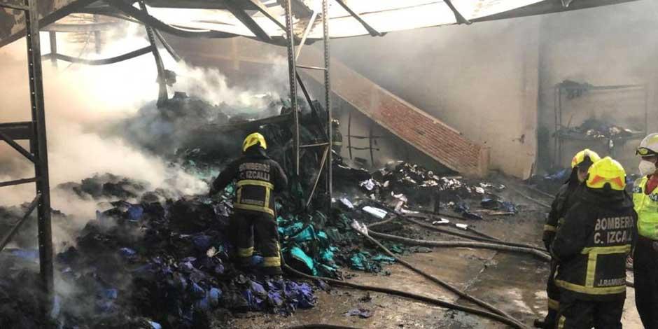 Bomberos sofocan incendio en fábrica de colchones en Tultitlán