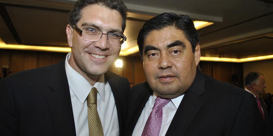 Armando Ríos Piter (izquierda) y Miguel Barbosa (derecha), gobernador de Puebla.