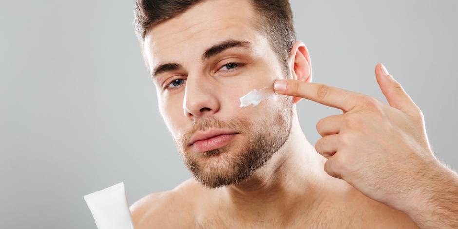 Aplicarse crema humectante después de la limpieza del rostro es importante.
