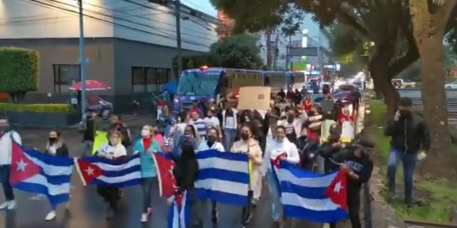 Manifestantes marchan de la Embajada de Cuba en México al Zócalo capitalino.