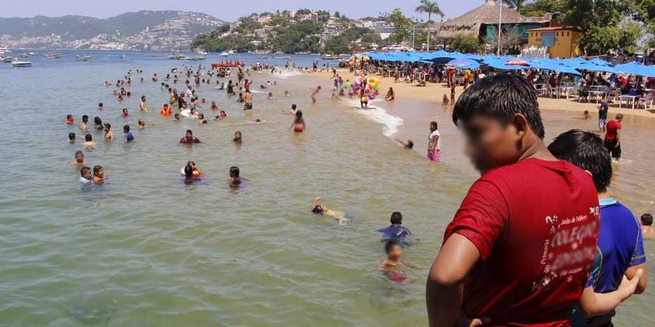 Las medidas sanitarias en las playas de Acapulco se han visto relajadas por parte de los turistas