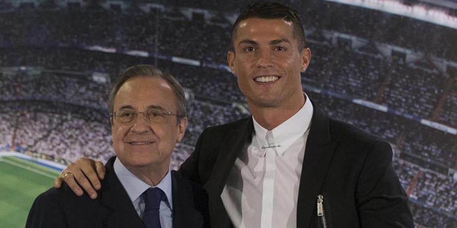 Florentino Pérez y Cristiano Ronaldo durante una conferencia de prensa con el Real Madrid.