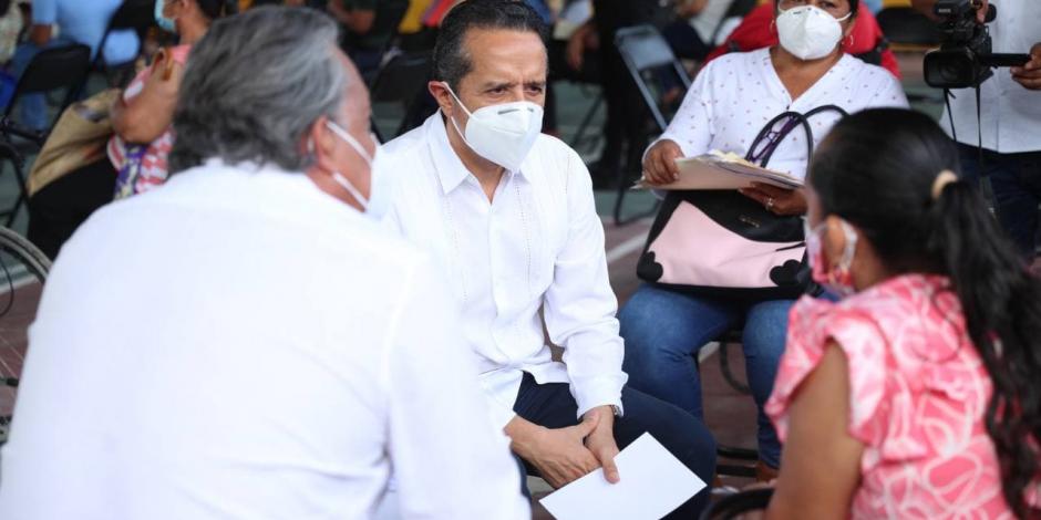 El gobernador de Quintana Roo, Carlos Joaquín, escuchó y resolvió necesidades de la gente en Chetumal.