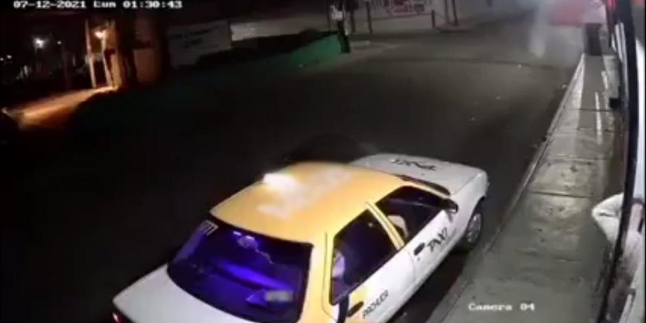 Cámaras de seguridad captaron el momento en el que un taxista golpea a una mujer en Pachuca.