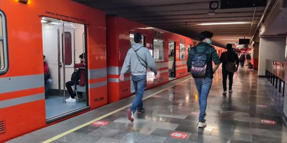 Usuarios de la Línea 6 del Metro descienden de vagones tras una suspensión temporal del servicio. Hoy se conjuró el paro laboral ("falta colectiva")en el popular medio de transporte