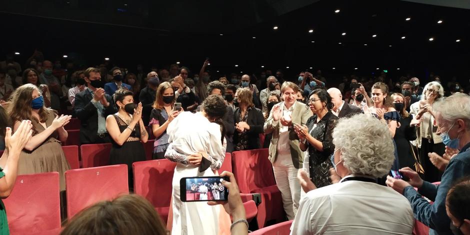 La directora y actriz de "Noche de fuego" reciben aplausos en Cannes.