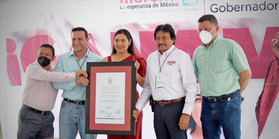 La gobernadora electa de Colima, Indira Vizcaíno Silva, recibió el acta de validez que certifica la resolución de cómputo final de la elección a la gubernatura de parte del TEE.
