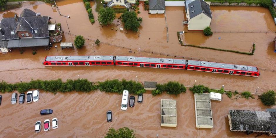 Un tren regional se encuentra en las aguas de la inundación en la estación local en Kordel, Alemania.