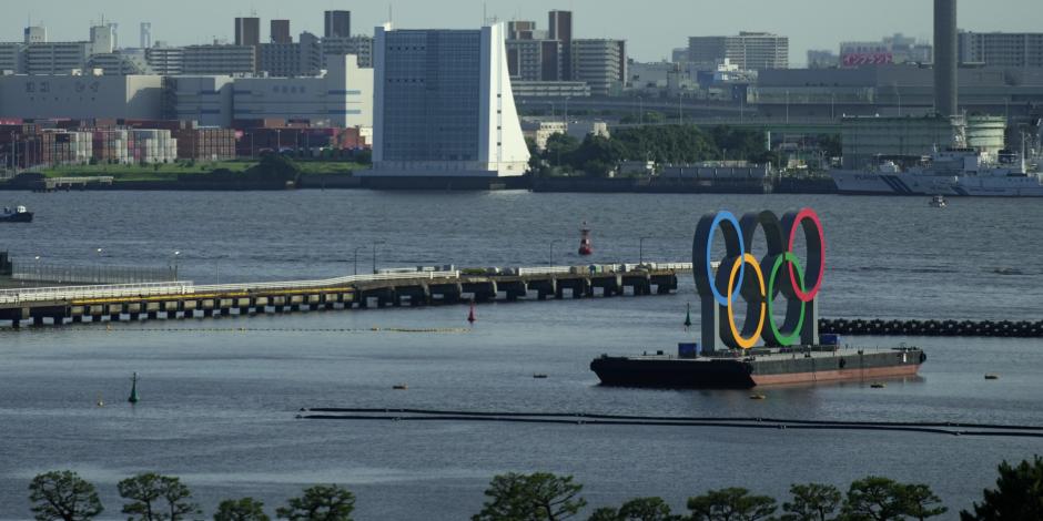 Los Anillos Olímpicos flotan en una barcaza en el Parque Marino de Odaiba mientras Tokio se prepara para los Juegos Olímpicos.